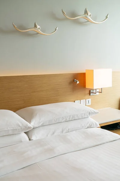 Белая Подушка Кровати Спальне — стоковое фото