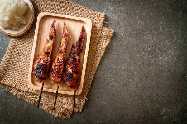 焼いたりバーベキューチキンウイングス串にご飯 — ストック写真