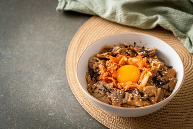 Kore usulü turşulu yumurta turşulu domuz bulgogi pirinç kasesi.