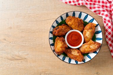 Balık soslu kızarmış tavuk kanadı.