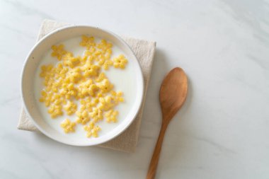 Kahvaltıda taze süt ve tahıl gevreği.