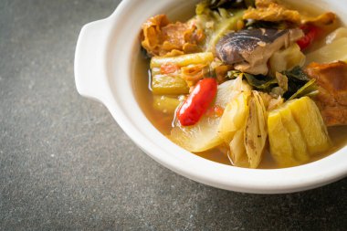 haşlanmış lahana turşusu ve acı kabak çorbası - Asya ve vegan ve vejetaryen yemek tarzı