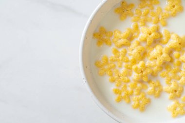 Kahvaltıda taze süt ve tahıl gevreği.