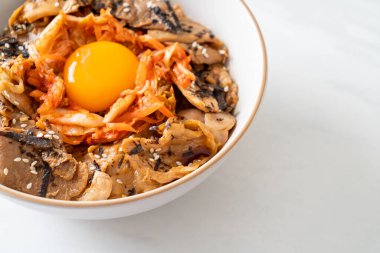 Kore usulü turşulu yumurta turşulu domuz bulgogi pirinç kasesi.