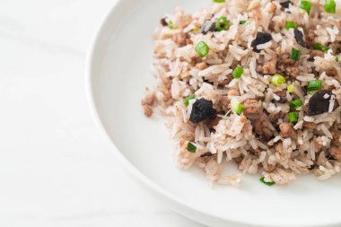 Çin zeytinli ve kıymalı pilav Asya usulü.