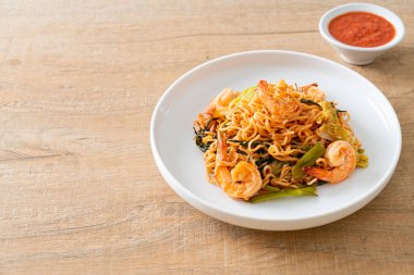 Karıştırılmış hazır erişteli sukiyaki, karidesli, Asya usulü.