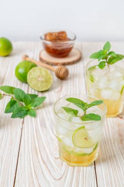 Naneli buzlu bal ve limonlu soda, ferahlatıcı içecek.