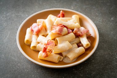 Beyaz soslu ve pastırmalı ev yapımı spagetti rigatoni makarna. İtalyan usulü.