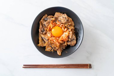 Kore usulü turşulu yumurta turşulu domuz bulgogi pirinç kasesi.