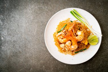 Vermicelli Pad Thai veya Tayland usulü karidesli kızartılmış vermicelli.