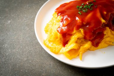 Omlet ambalajlı kızarmış pirinç ya da Japon usulü Omurice. Asya usulü.