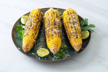 Barbekü ve ızgara mısır, peynirli ve limonlu