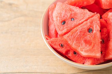 Beyaz kasede dilimlenmiş taze karpuz.