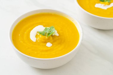 Beyaz kasede kabak çorbası - vejetaryen ve vejetaryen yemek tarzı