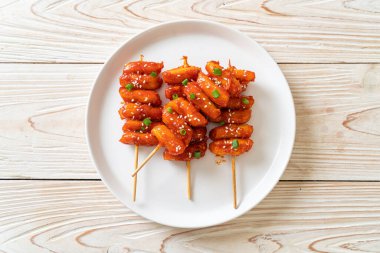 Kore usulü baharatlı soslu kızarmış Kore pirinç keki (Tteokbokki).