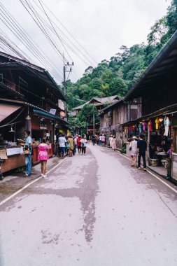 CHIANG MAI, THAILAND 25 Kasım 2022 Ban Mae Kampong köyü, Tayland 'ın Chiang Mai kentindeki tepedeki ebedi yeşil ormanın hakimiyeti altında orman alanıyla çevrilidir..