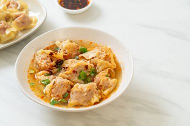 Domuz çorbası ya da kızarmış acılı domuz köftesi çorbası. Asya usulü.