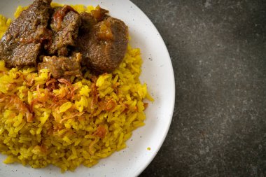 Biryani bifteği veya körili pilav ve sığır eti - Hint biryani 'sinin Tayland-Müslüman versiyonu, mis kokulu sarı pirinç ve sığır eti - Müslüman yemek tarzı