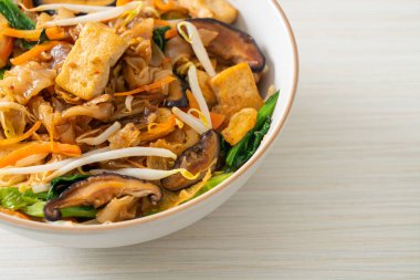 Tofu ve sebzeli kızarmış şehriye. Vejetaryen ve vejetaryen yemek tarzı.