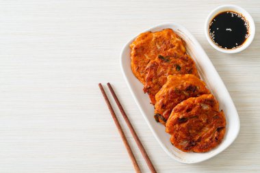 Kore kimçili krep veya Kimçijeon - Kızarmış yumurta, kimçi ve un - Kore geleneksel yemek tarzı