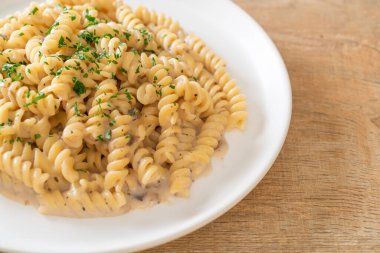 İtalyan usulü maydanozlu spiral makarna krema sosu.