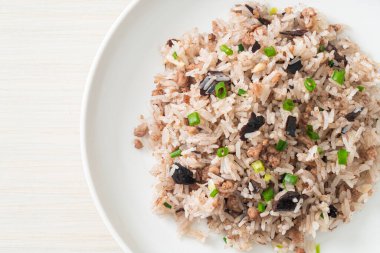 Çin zeytinli ve kıymalı pilav Asya usulü.