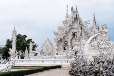 Chiang rai, Tayland - 24 Kasım 2022: Wat Rong Khun Ünlü Tapınağı, veya Chiangrai, Chiang Rai Eyaleti, Kuzey Tayland