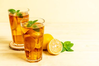 Bir bardak naneli buzlu limon çayı.