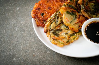 Pajeon veya Kore gözlemesi ve Kore kimçi krepi veya Kimchijeon - Kore geleneksel yemek tarzı