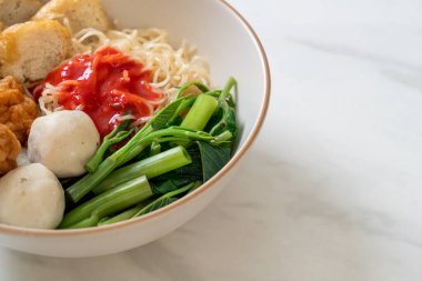 Balık köfteli erişte ve pembe soslu karides köftesi, Yen Ta Four veya Yen Ta Fo - Asya yemeği tarzı