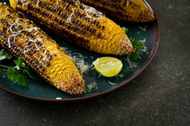 Barbekü ve ızgara mısır, peynirli ve limonlu