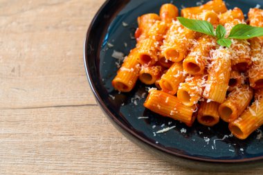 Domates soslu ve peynirli Rigatoni makarnası - geleneksel İtalyan makarnası