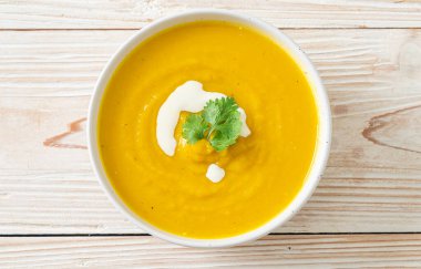 Beyaz kasede kabak çorbası - vejetaryen ve vejetaryen yemek tarzı