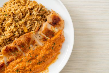 Kırmızı köri soslu ızgara tavuk bifteği ve pilav. Müslüman usulü.