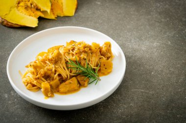 kabaklı spagetti makarna alfredo sosu - vegan ve vejetaryen yemek tarzı