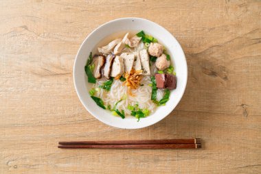 Vietnam Pirinç Erişte Çorbası ve Vietnam Sosisi sebze ve çıtır soğan sundu. Asya usulü.