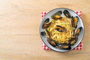 Linguine spagetti makarna vongole beyaz şarap sosu İtalyan deniz ürünleri makarna ve midye