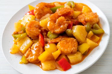 Kızarmış tatlı ve ekşi, tabakta karides, Asya usulü.