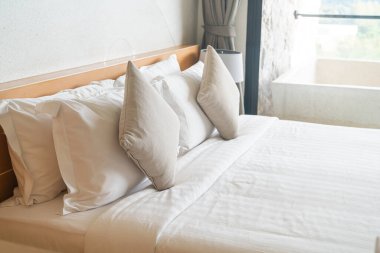 güzel ve rahat yastıklar yatağın üstünde iç plan için dekorasyon