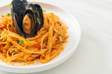 Midyeli, midyeli ve domates soslu spagetti, İtalyan yemeği tarzı.