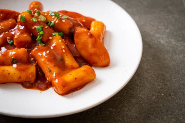 Baharatlı sosisli Kore pirinç keki çubuğu (Tteokbokki) - Kore yemeği tarzı