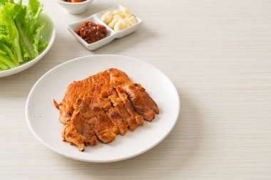 Kore usulü salamura edilmiş domuz eti sosu. Sebze ve kimchi ile birlikte. Kore usulü.