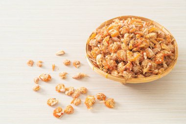 Kurutulmuş karides ya da kase içinde kurutulmuş tuzlanmış karides.