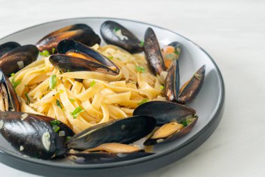 Linguine spagetti makarna vongole beyaz şarap sosu İtalyan deniz ürünleri makarna ve midye