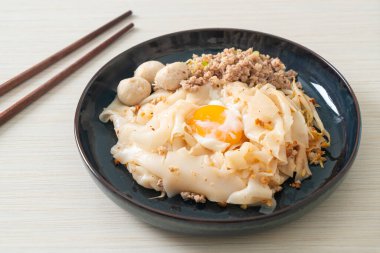 Kurutulmuş baharatlı erişte, kıymalı domuz eti, köfte ve yumurta Asya usulü.