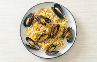 Linguine spagetti makarna vongole beyaz şarap sosu İtalyan deniz ürünleri makarna ve midye
