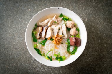 Vietnam Pirinç Erişte Çorbası ve Vietnam Sosisi sebze ve çıtır soğan sundu. Asya usulü.