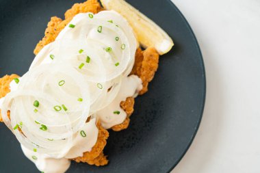 Kore usulü kremalı soğan soslu kar soğanı tavuğu ya da kızarmış tavuk.