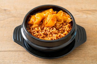 Kore usulü hamur köfteli erişte. Kore usulü.