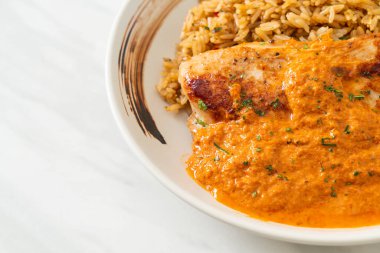 Kırmızı köri soslu ızgara tavuk bifteği ve pilav. Müslüman usulü.